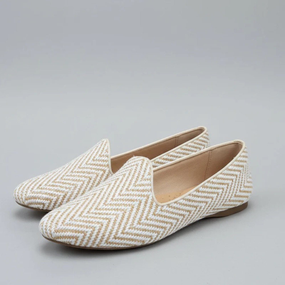 Like New Birdies Heron Flat Chai White and tan chevron